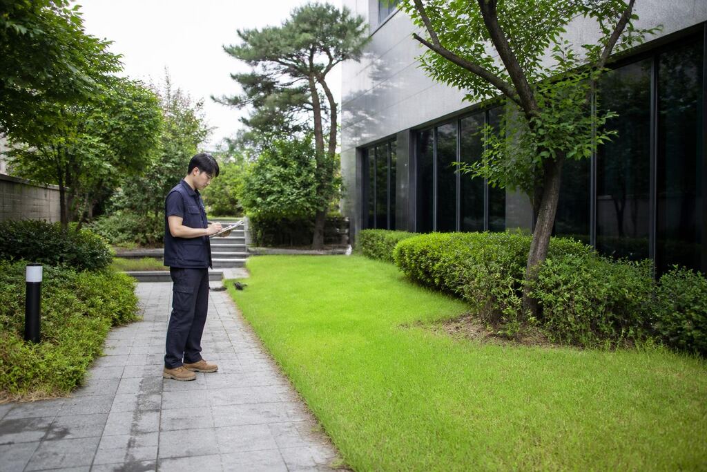 충북 정원 관리 작업 범위와 현장 조건 이미지