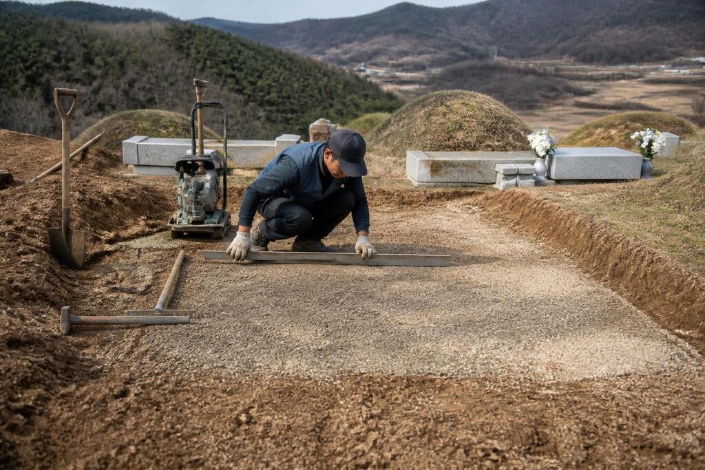 충남 묘지조성 작업 범위와 현장 조건 이미지