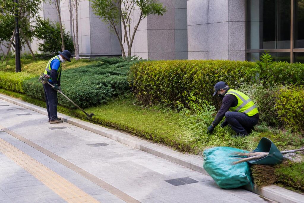 건물 외부 녹지관리 서비스 작업 범위와 현장 조건 이미지